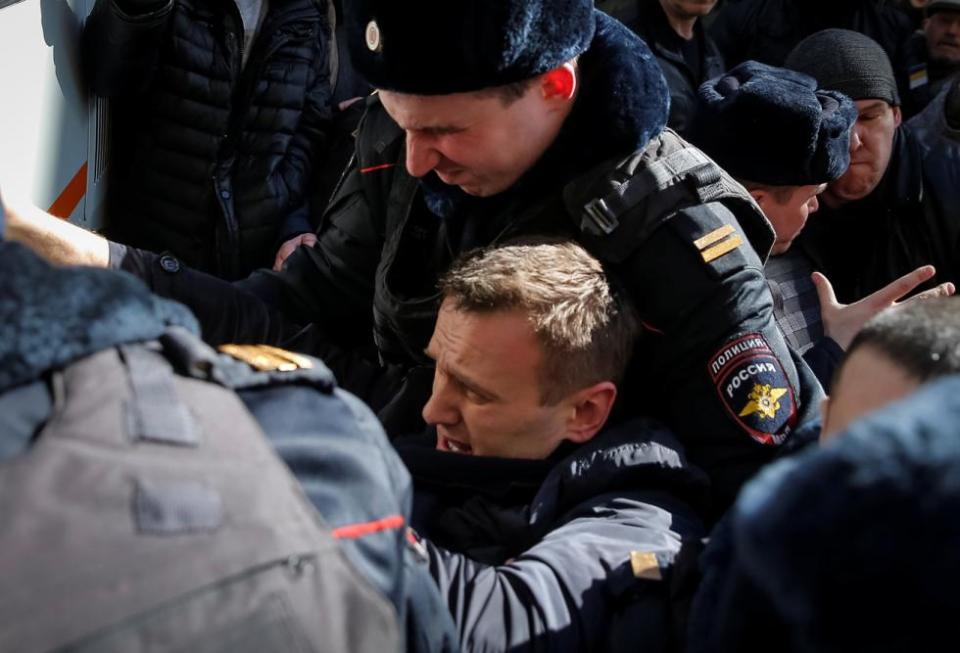 Police officers detain anti-corruption campaigner and opposition figure Alexei Navalny during a rally in Moscow, March 26, 2017. / Photo: Reuters